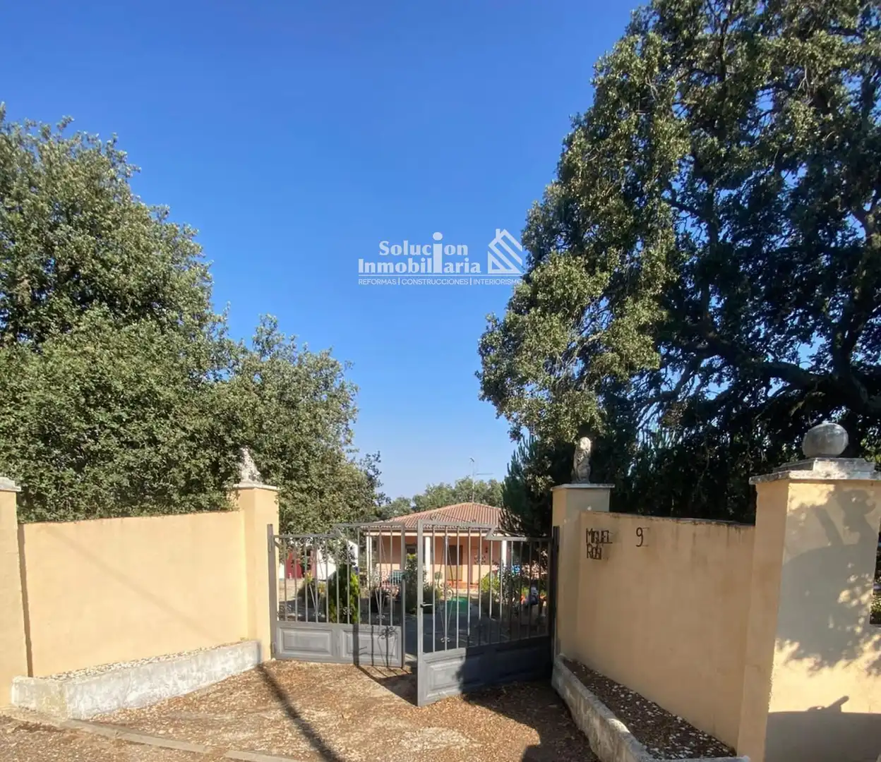 Vista exterior de Casa o xalet en venda en Calvarrasa de Arriba amb Traster i Moblat