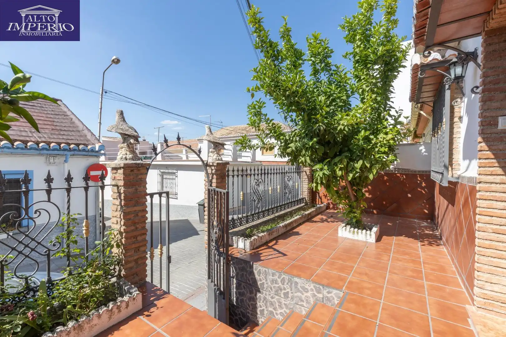 Vista exterior de Casa o xalet en venda en La Zubia amb Terrassa