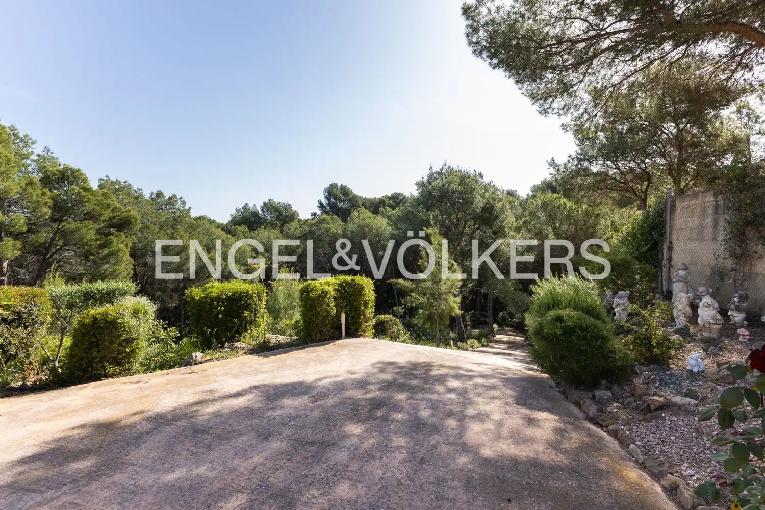 Houses for sale in Gilet  with Air Conditioner, Heating and Private garden
