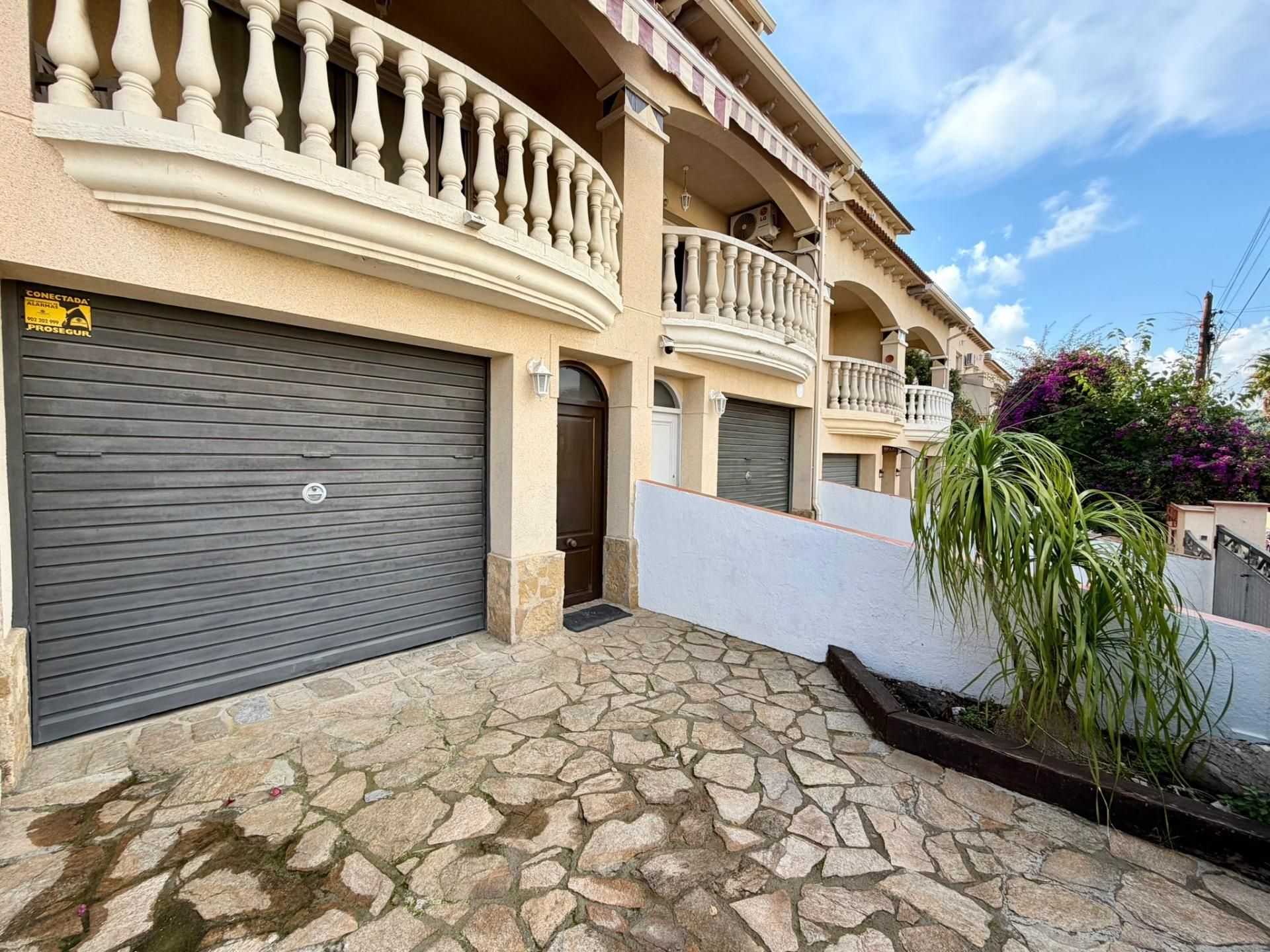 Exterior view of Single-family semi-detached for sale in La Pobla de Montornès    with Air Conditioner, Private garden and Terrace