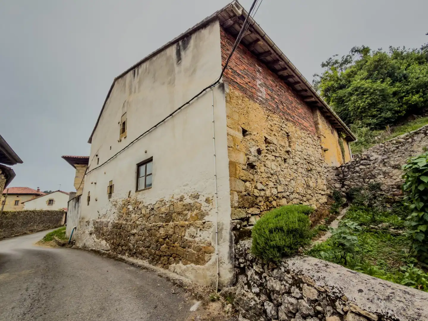 Vista exterior de Casa o xalet en venda en Alfoz de Lloredo amb Jardí privat, Terrassa i Balcó