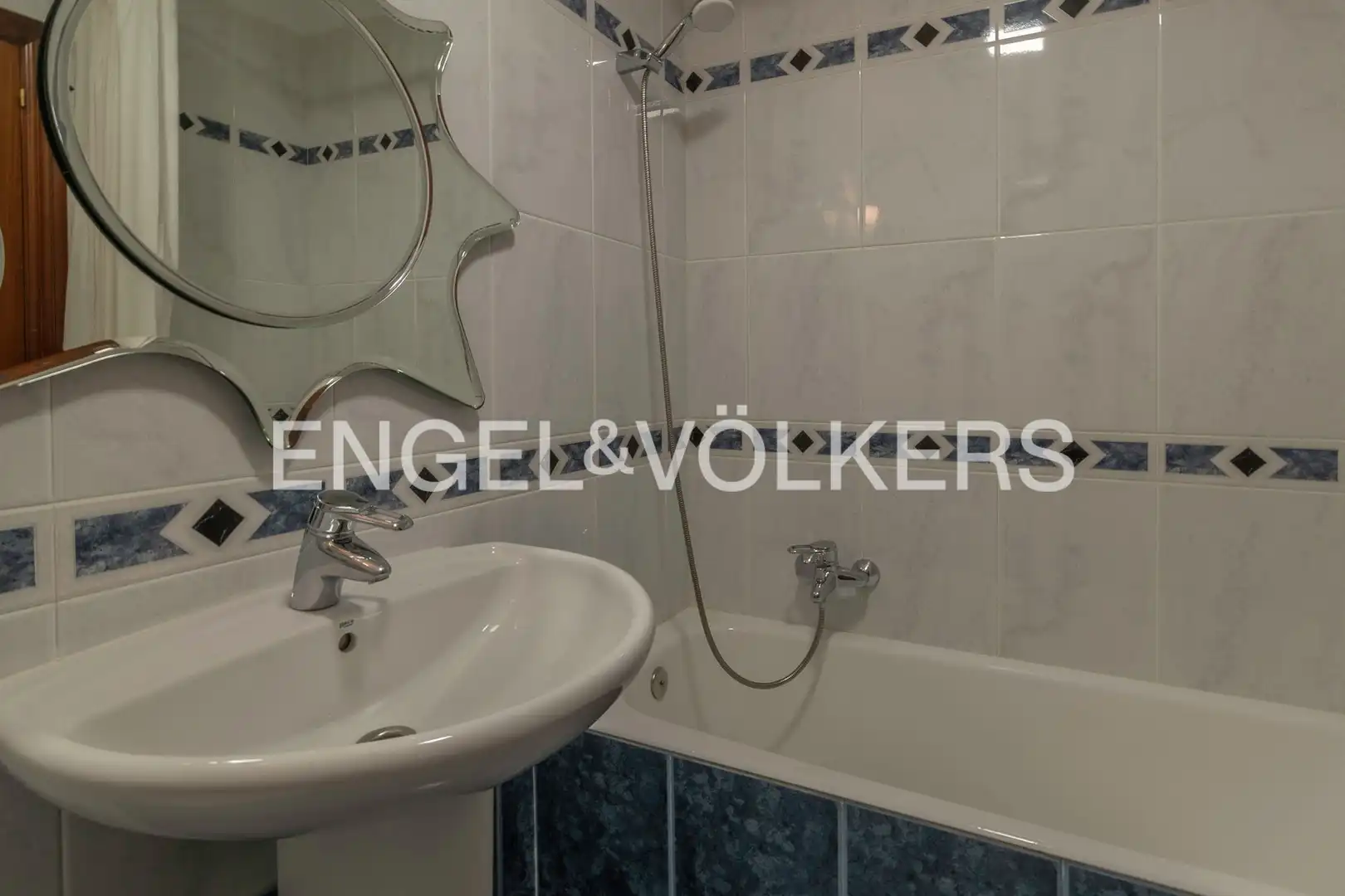 Badezimmer von Einfamilien-Reihenhaus zum Verkauf in Gamiz-Fika mit Heizung, Privatgarten und Terrasse