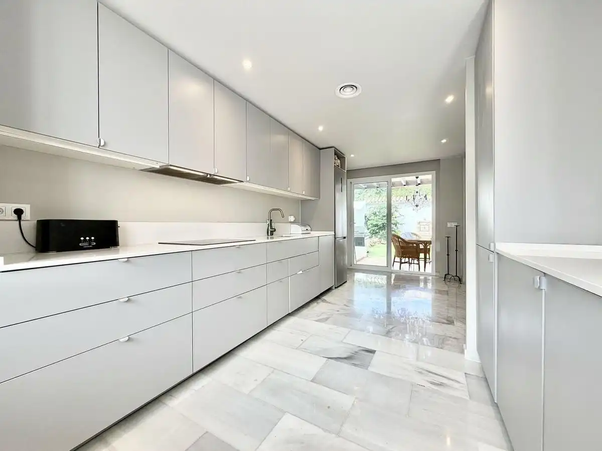 Cuina de Casa adosada en venda en Marbella amb Aire condicionat, Jardí privat i Terrassa