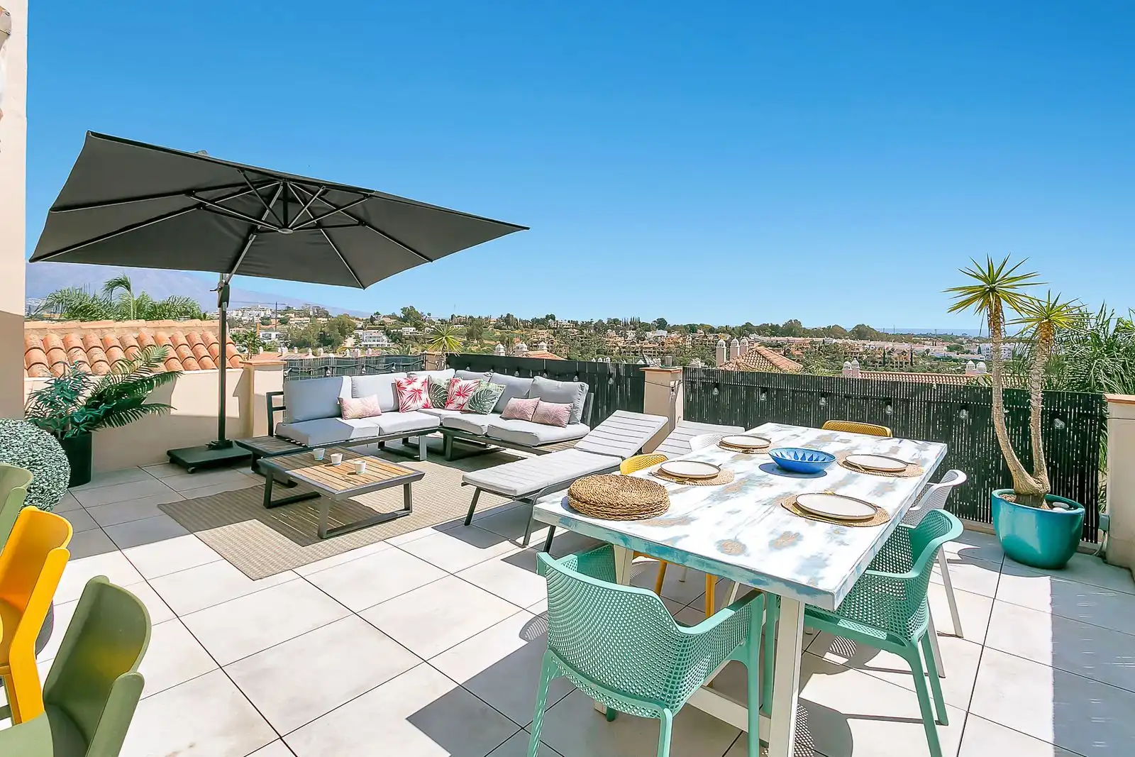 Terrasse von Einfamilien-Reihenhaus zum Verkauf in Estepona mit Privatgarten, Terrasse und Möbliert