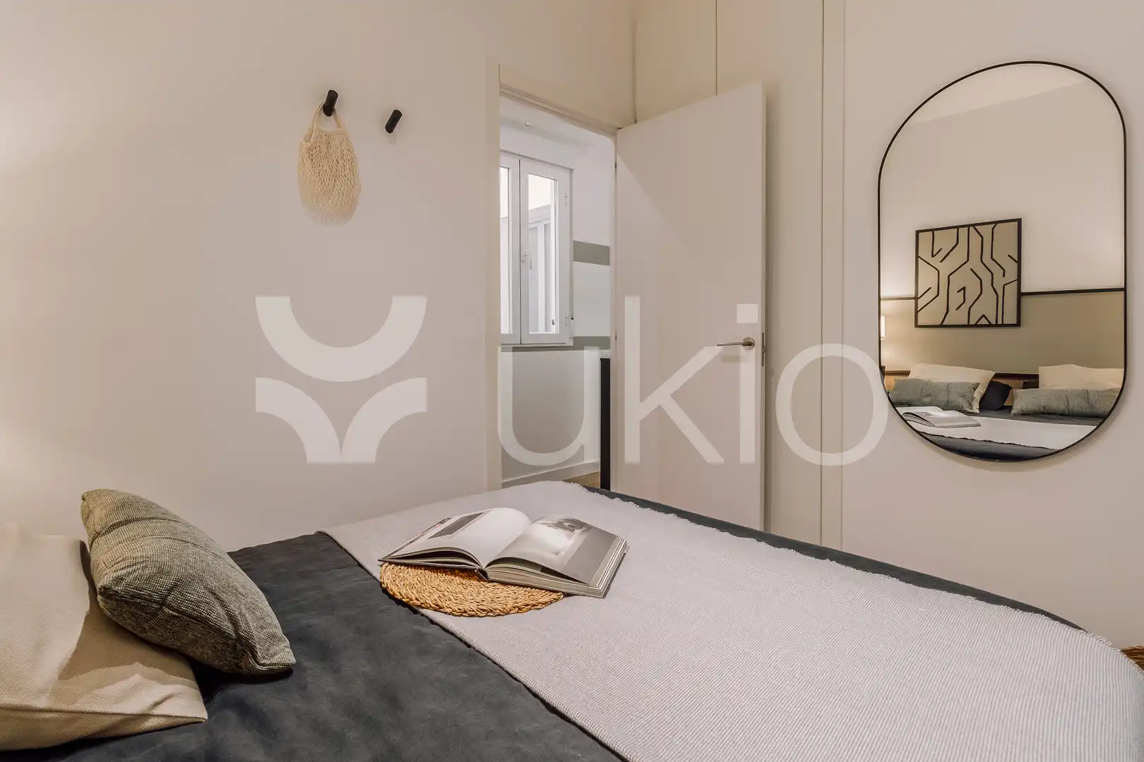 Dormitori de Apartament de lloguer en Madrid amb Aire condicionat, Calefacció i Moblat