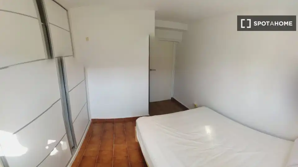 Dormitori de Apartament per a compartir en Sevilla amb Aire condicionat, Terrassa i Moblat