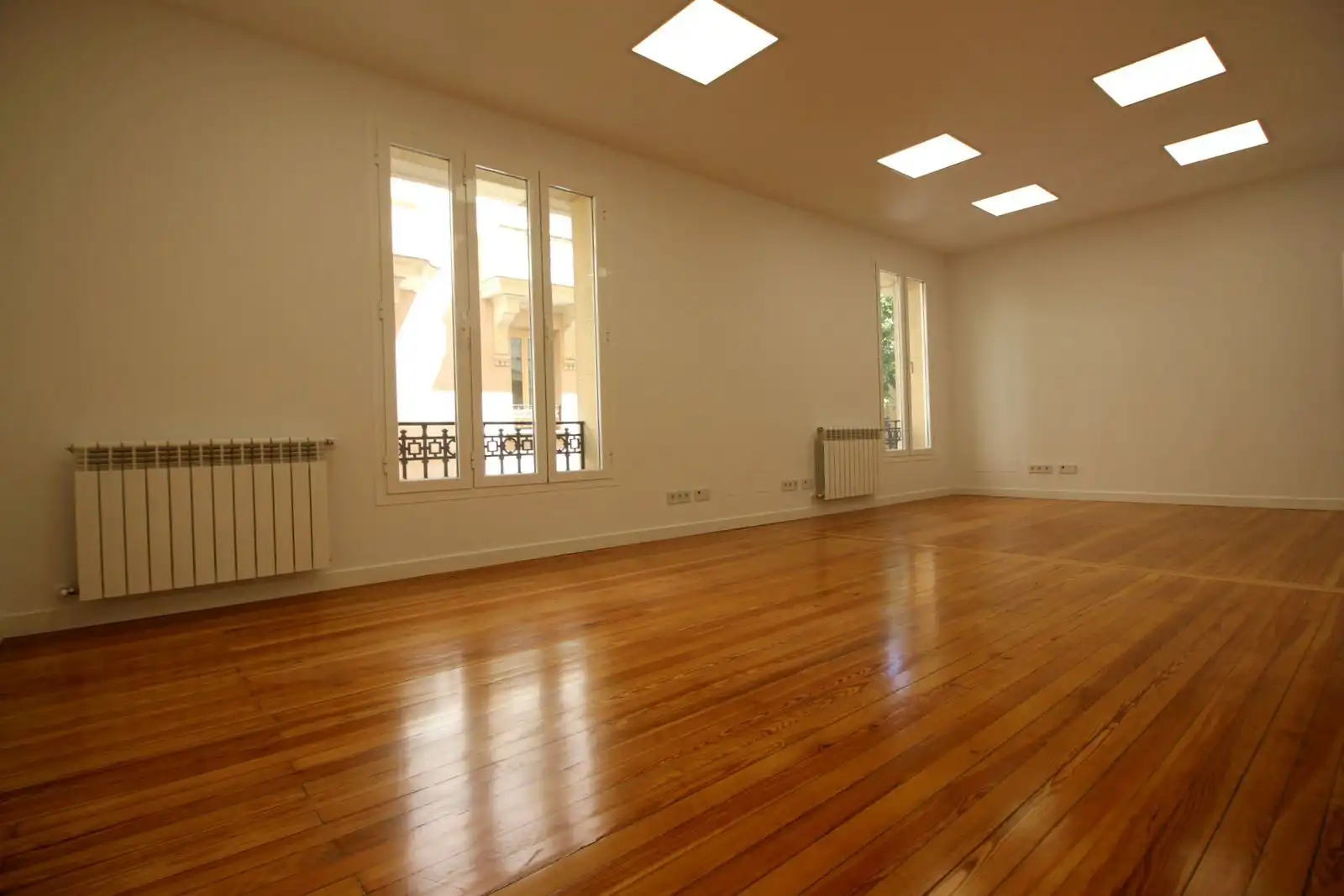 Sala d'estar de Oficina de lloguer en Madrid amb Calefacció