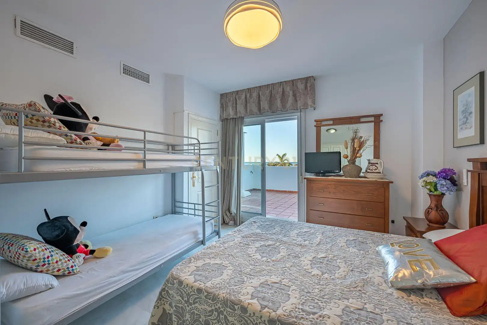 Habitación de Casa adosada en venta en Estepona con Aire acondicionado, Trastero y Piscina comunitaria