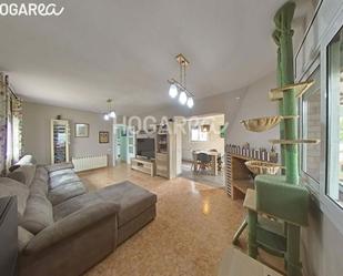 Sala d'estar de Casa o xalet en venda en Rubí amb Aire condicionat, Calefacció i Parquet