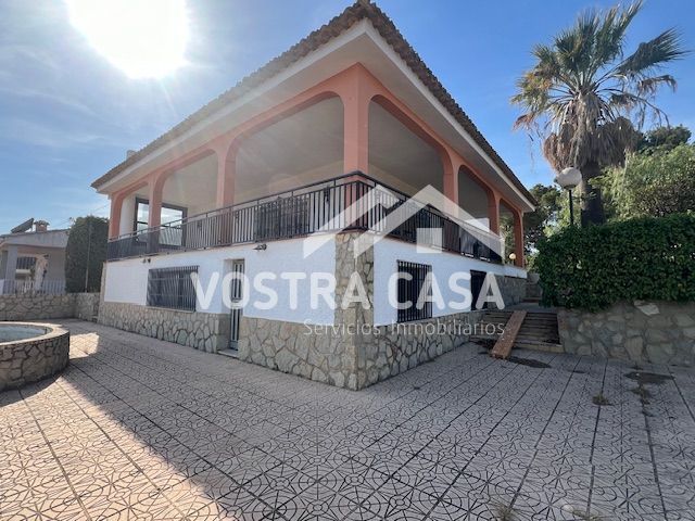 Vista exterior de Casa o xalet de lloguer en Montserrat amb Aire condicionat, Jardí privat i Traster