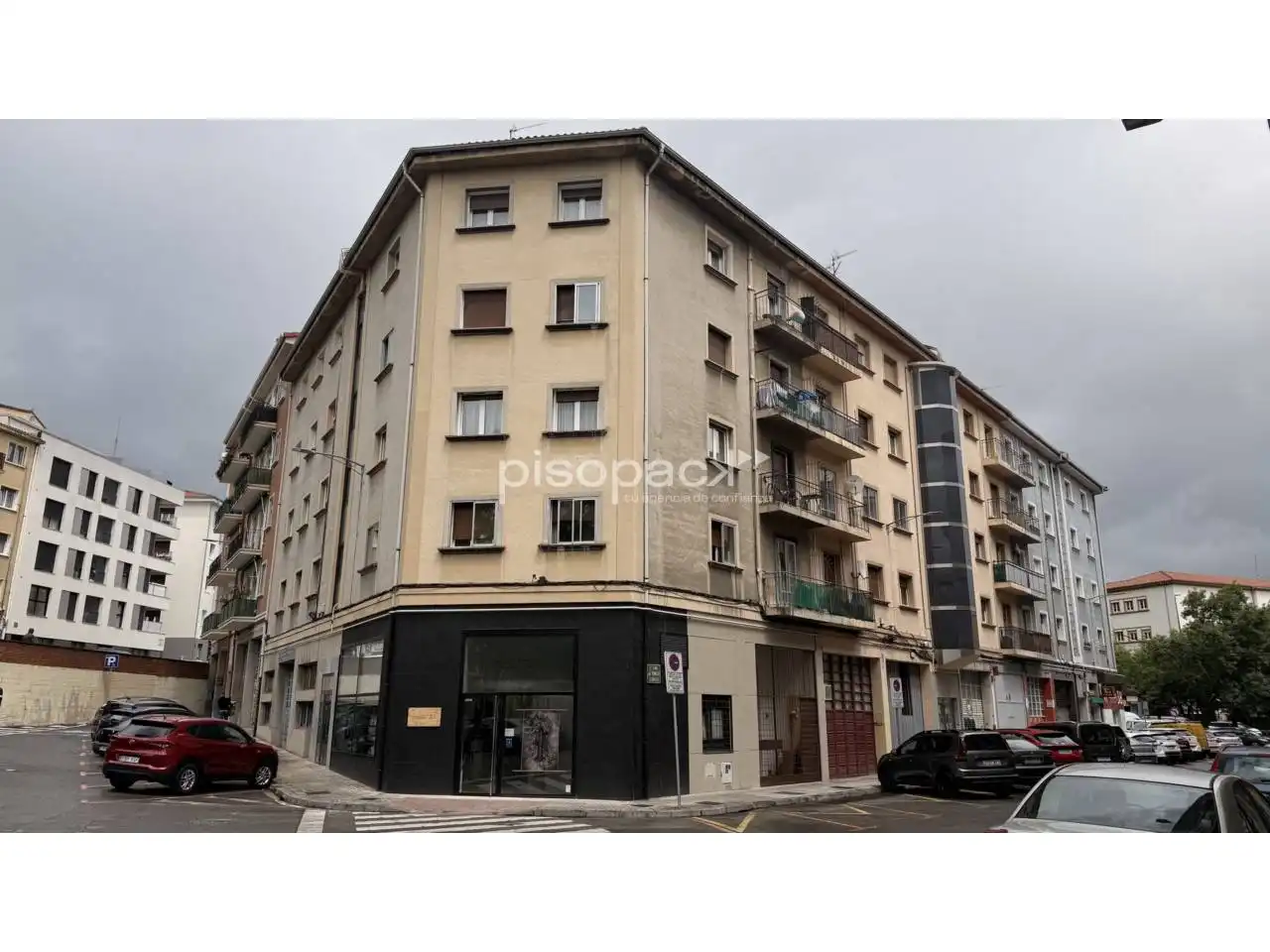 Außenansicht von Wohnung zum Verkauf in  Pamplona / Iruña mit Heizung, Terrasse und Balkon