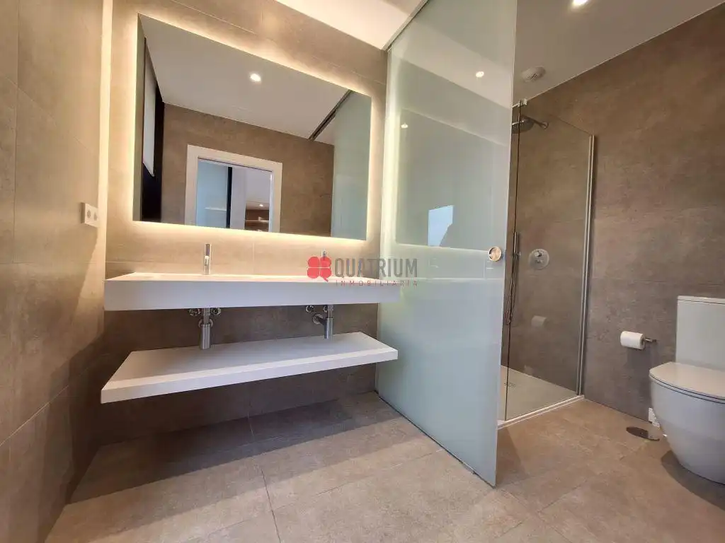 Baño de Piso de alquiler en Santiago de Compostela  con Calefacción, Terraza y Amueblado