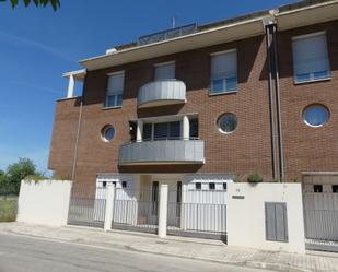 Vista exterior de Casa adosada en venda en  Huesca Capital amb Aire condicionat, Jardí privat i Terrassa