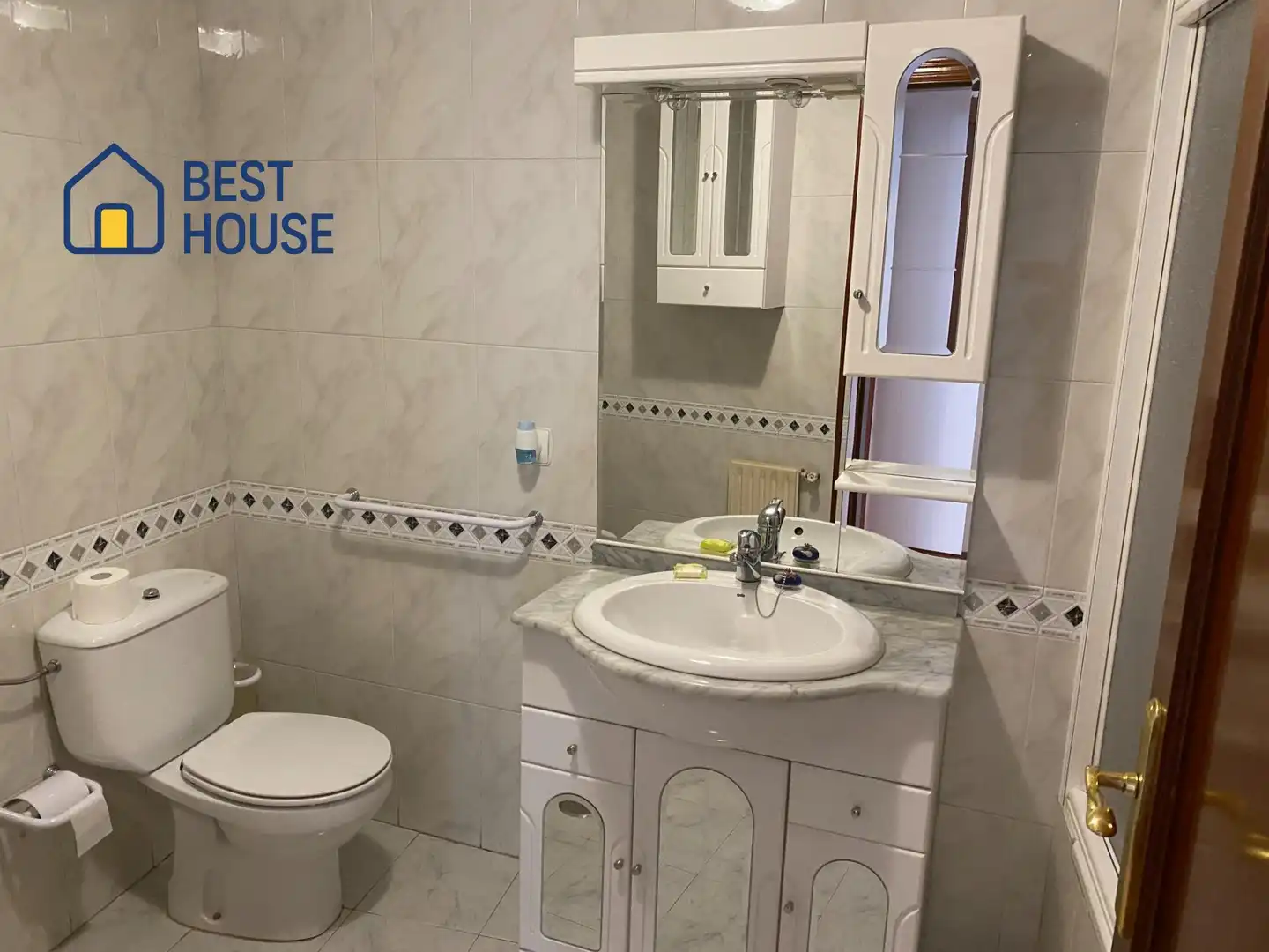 Badezimmer von Wohnungen zur Miete in León Capital  mit Heizung, Terrasse und Abstellraum
