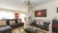 Sala d'estar de Casa adosada en venda en Alcalá de Henares amb Aire condicionat i Piscina