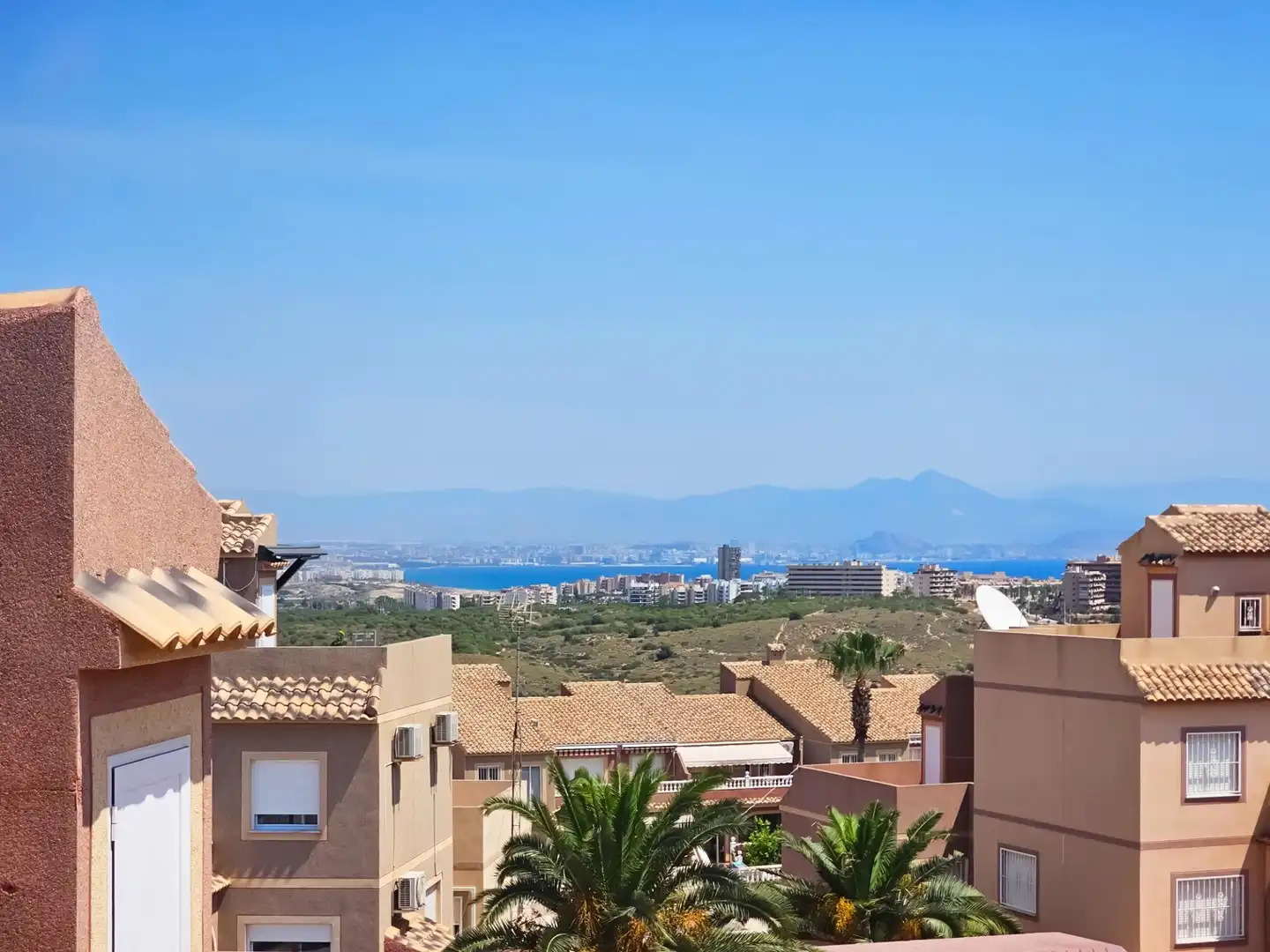 Vista exterior de Casa o xalet en venda en Santa Pola amb Aire condicionat, Jardí privat i Moblat