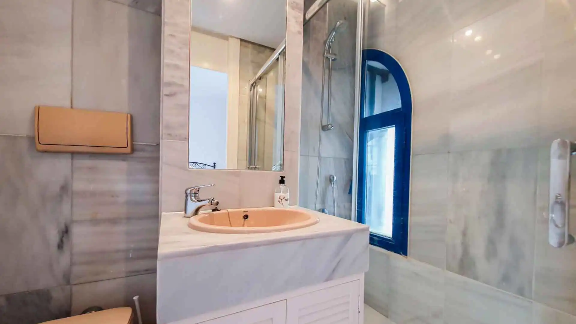 Bathroom of Apartments for sale in Marbella  with Air Conditioner, Terrace and Storage room