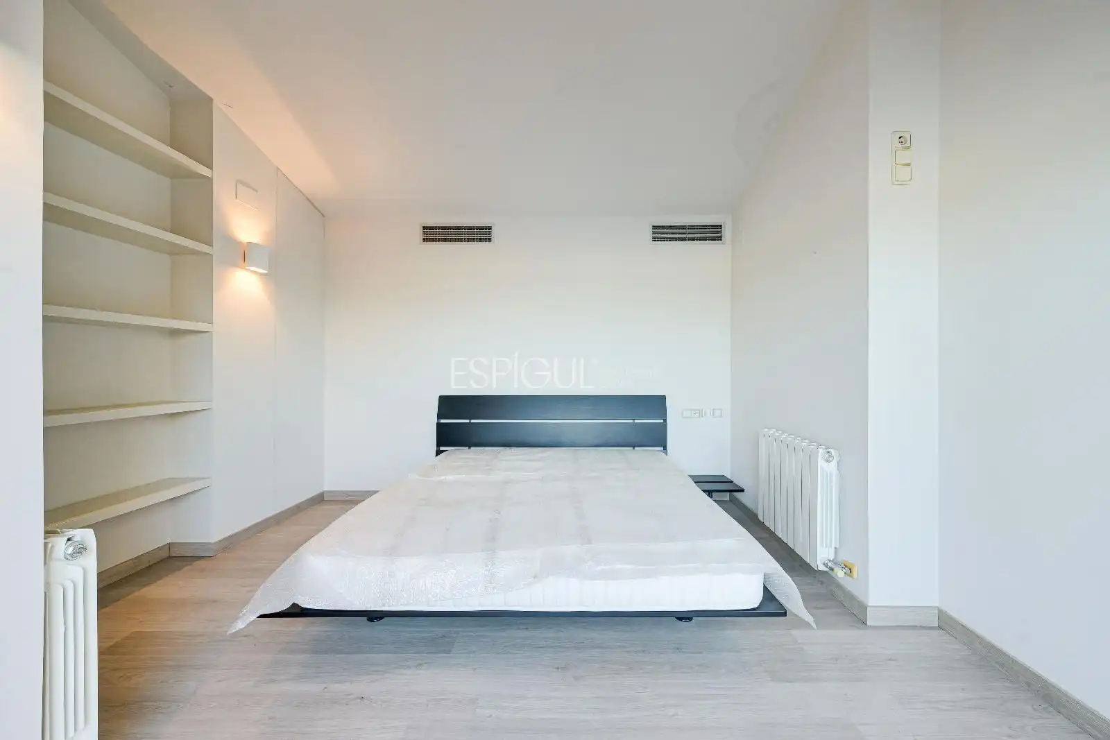 Bedroom of Attic for sale in Girona  with Air Conditioner, Heating and Terrace