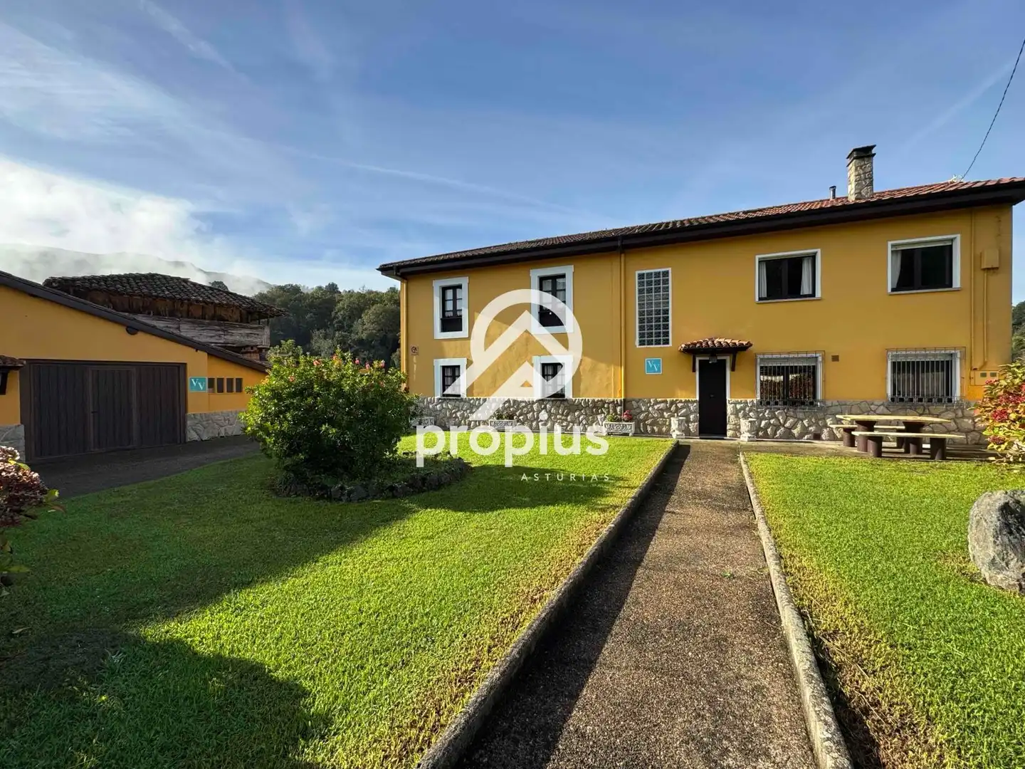 Vista exterior de Casa o chalet en venta en Parres con Calefacción, Jardín privado y Parquet