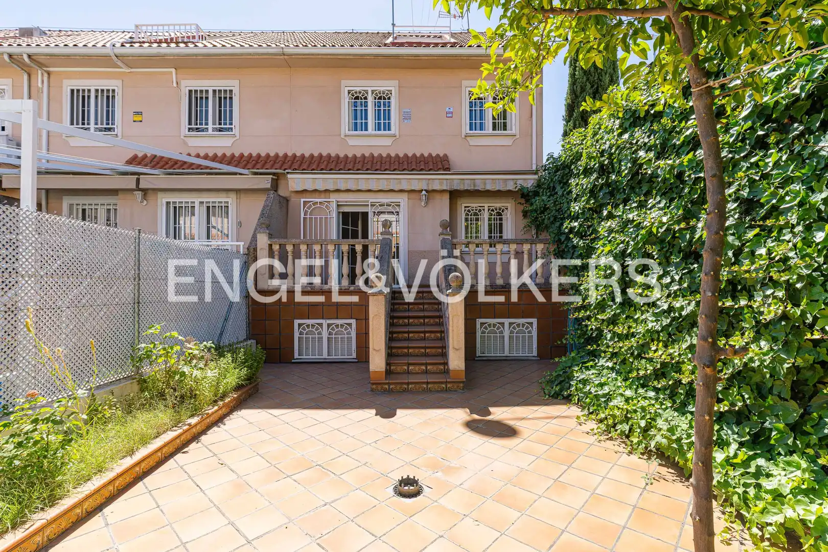 Vista exterior de Casa o xalet en venda en Getafe amb Calefacció, Jardí privat i Terrassa