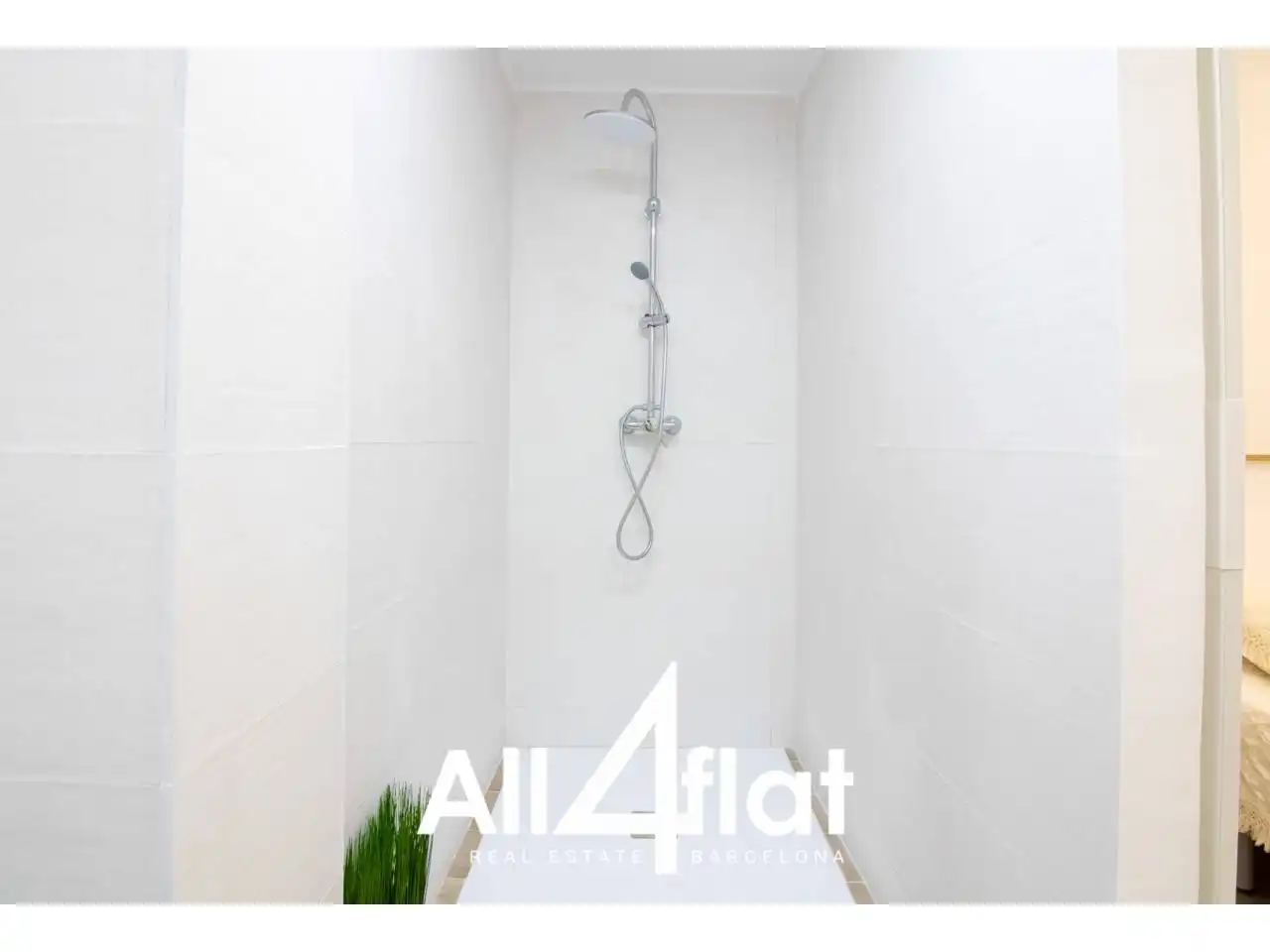 Badezimmer von Wohnung zur Miete in Barcelona mit Klimaanlage, Parkett und Möbliert