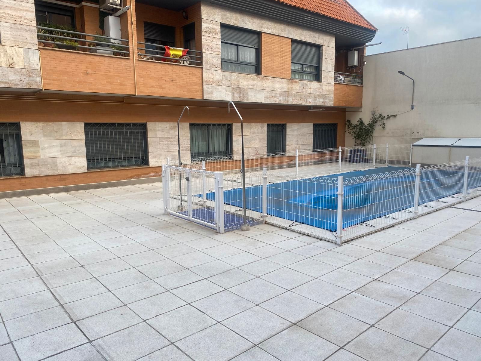 Piscina de Dúplex en venta en Ciudad Real Capital con Calefacción, Terraza y Piscina comunitaria