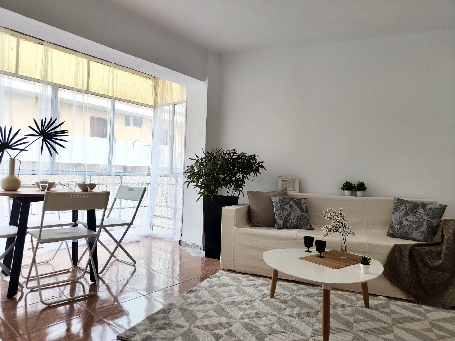 Sala d'estar de Pis en venda en  Almería Capital amb Balcó i Alarma