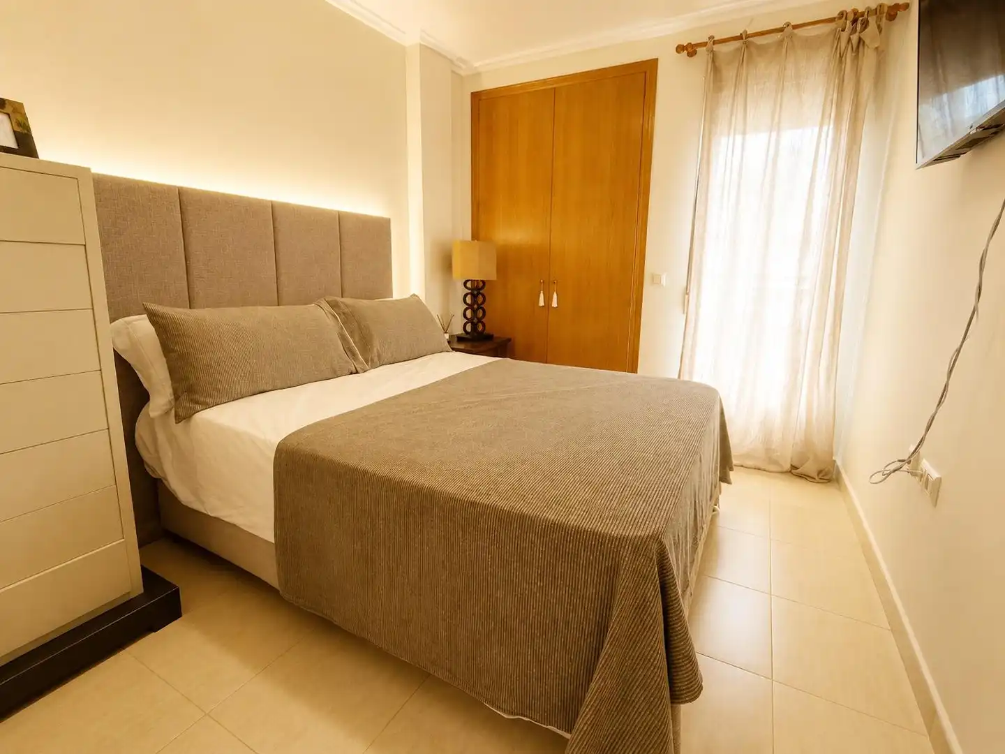 Dormitori de Apartament de lloguer en Dénia amb Aire condicionat, Calefacció i Jardí privat