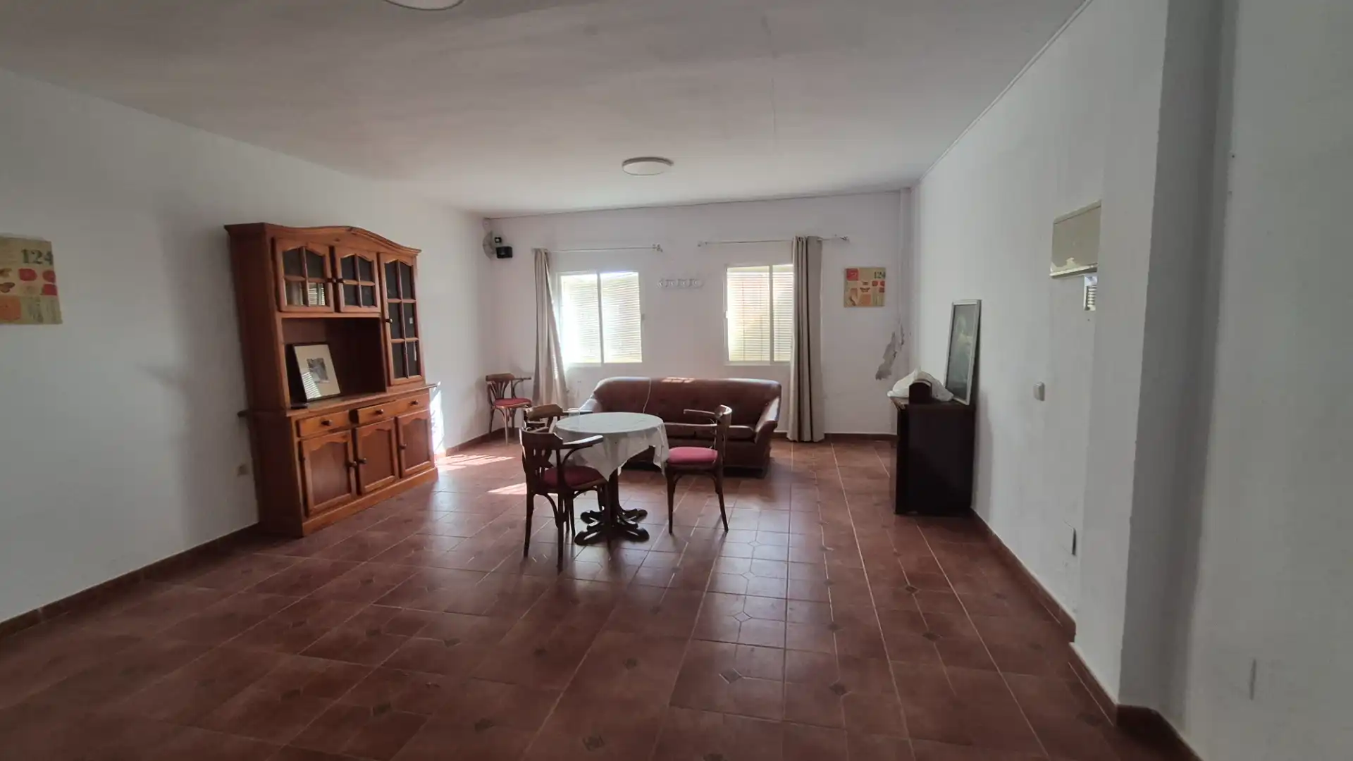 Sala d'estar de Finca rústica en venda en Los Barrios amb Jardí privat, Terrassa i Piscina
