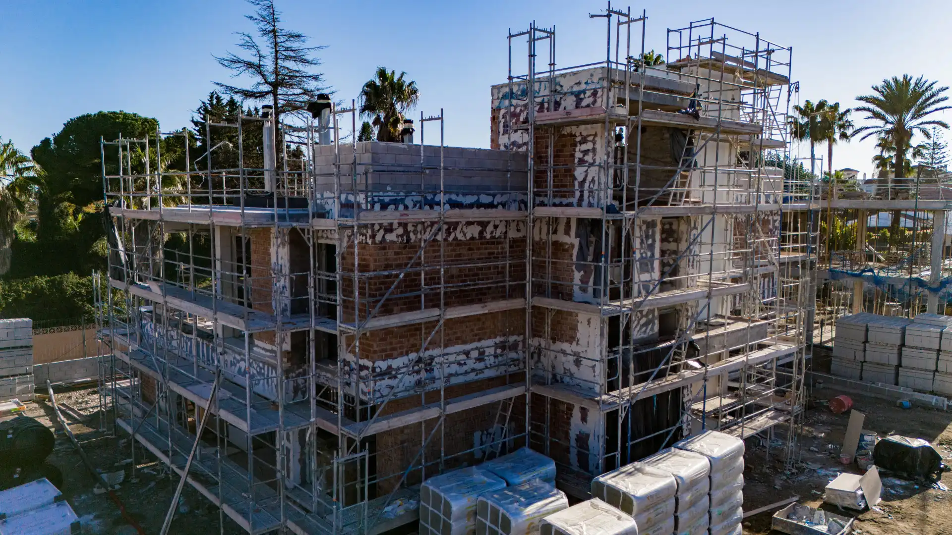 Außenansicht von Haus oder Chalet zum Verkauf in Marbella mit Klimaanlage, Heizung und Privatgarten