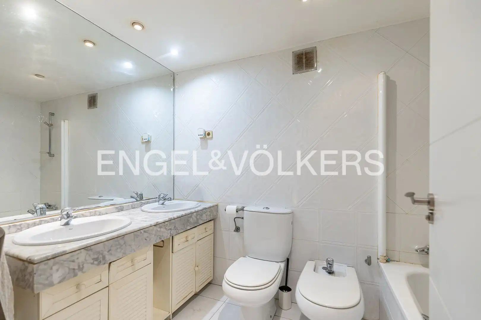 Badezimmer von Wohnung zum Verkauf in Madrid mit Klimaanlage, Heizung und Parkett