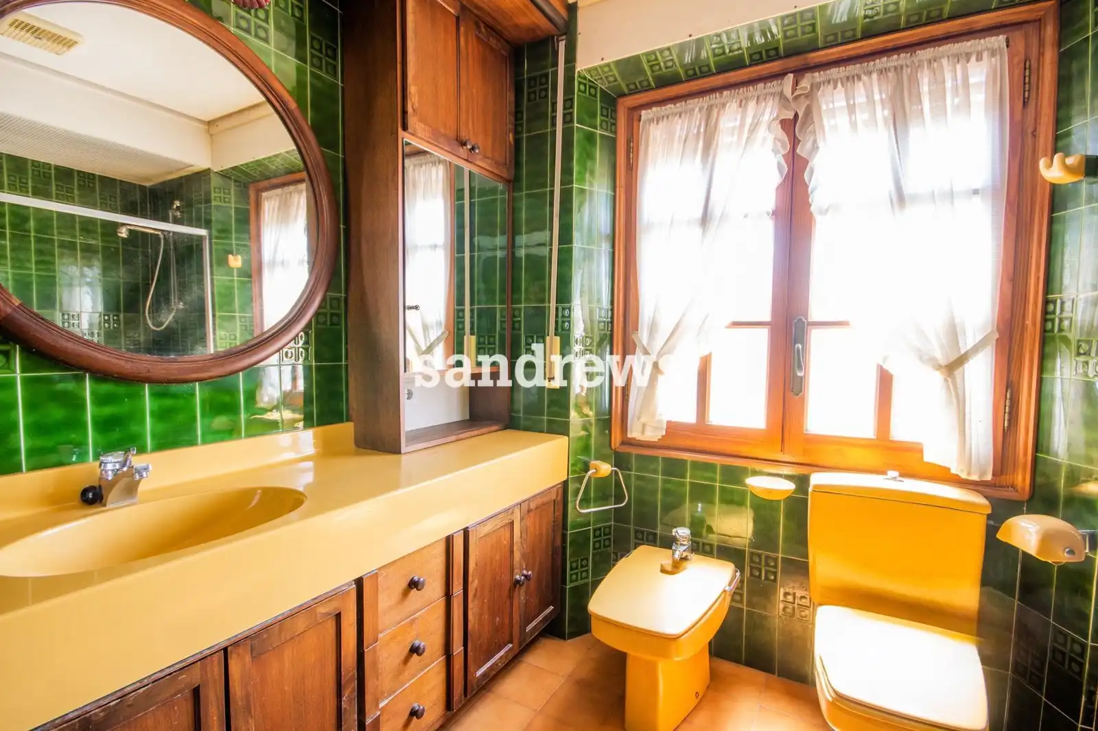 Badezimmer von Einfamilien-Reihenhaus zum Verkauf in Ordis mit Heizung, Privatgarten und Terrasse