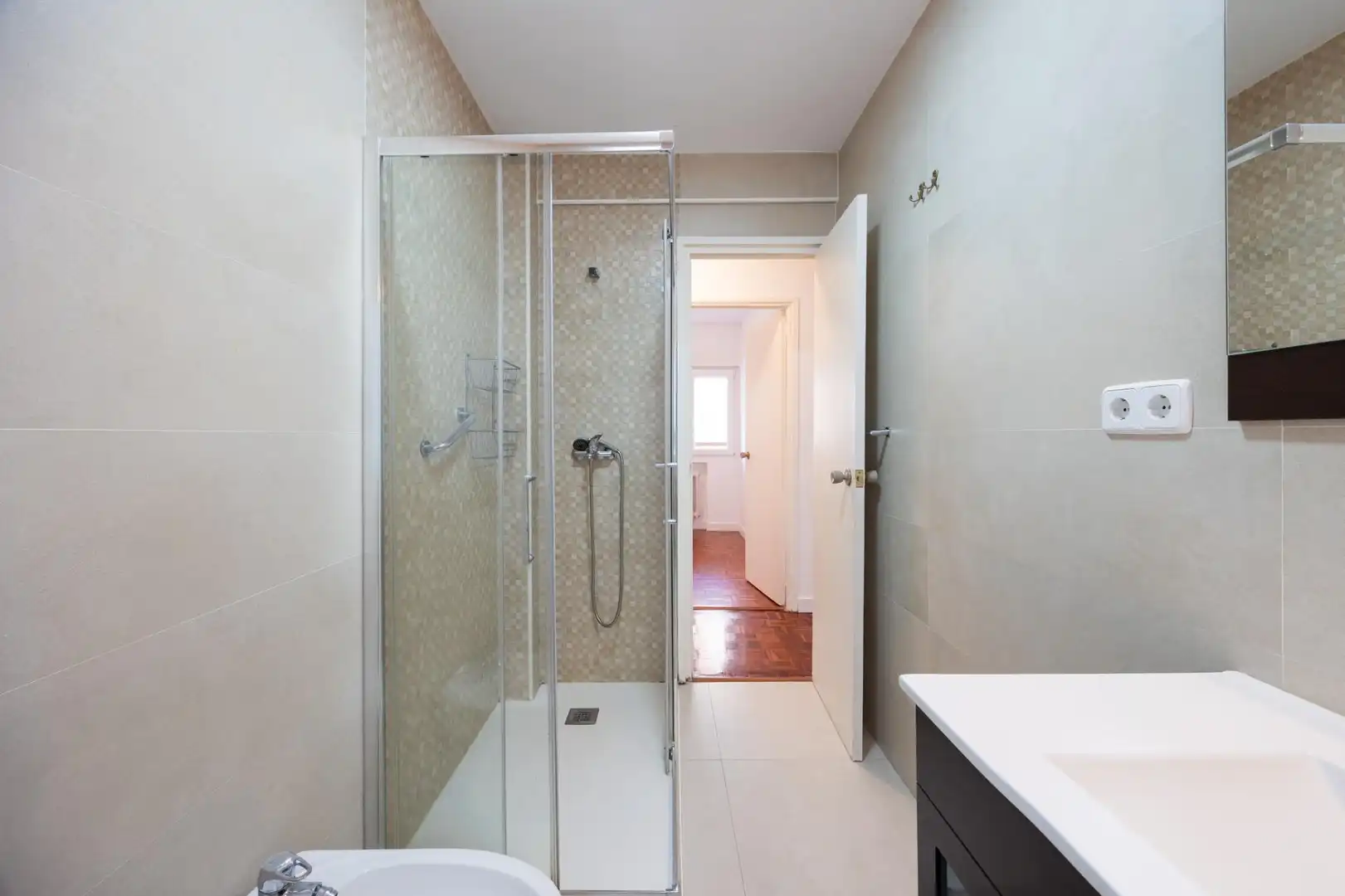 Bathroom of Flat for rent in Madrid  with Parquet flooring and Terrace