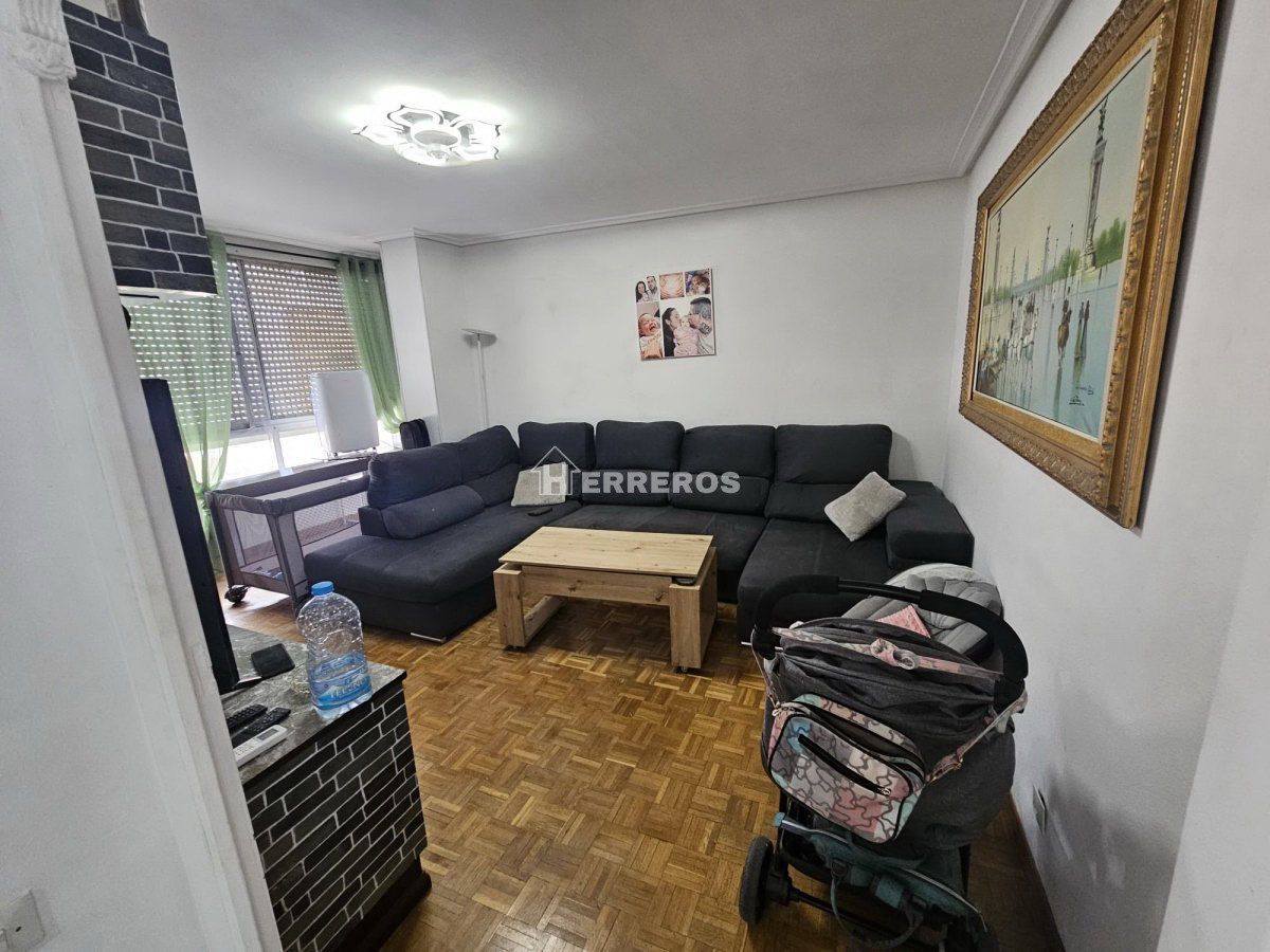 Sala d'estar de Pis en venda en  Logroño amb Calefacció, Parquet i Terrassa
