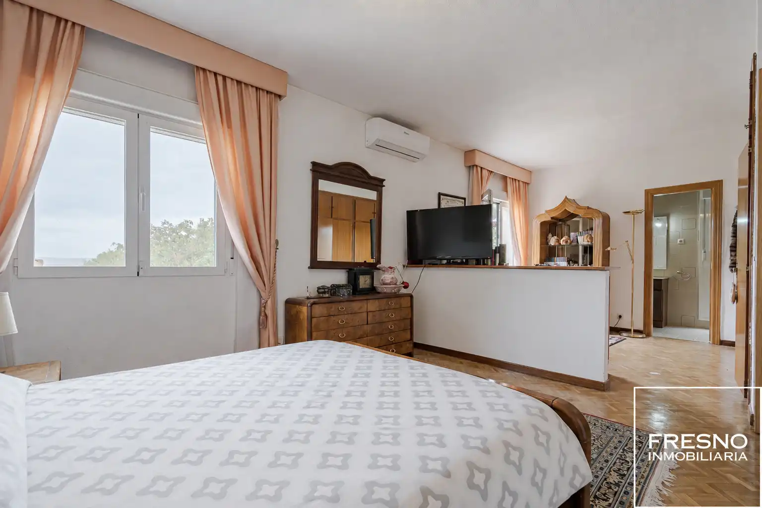 Dormitori de Casa o xalet en venda en Paracuellos de Jarama amb Aire condicionat, Calefacció i Jardí privat