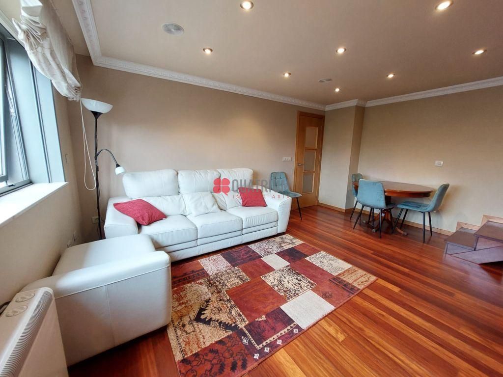 Sala de estar de Dúplex de alquiler en Santiago de Compostela  con Calefacción, Trastero y Amueblado