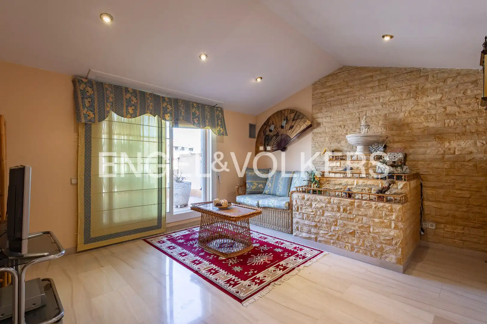 Sala d'estar de Casa adosada en venda en Sant Boi de Llobregat amb Aire condicionat, Calefacció i Jardí privat