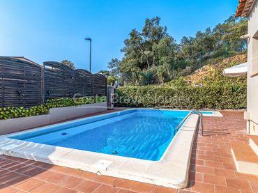 Casa amb piscina en venda a Carles Riba
