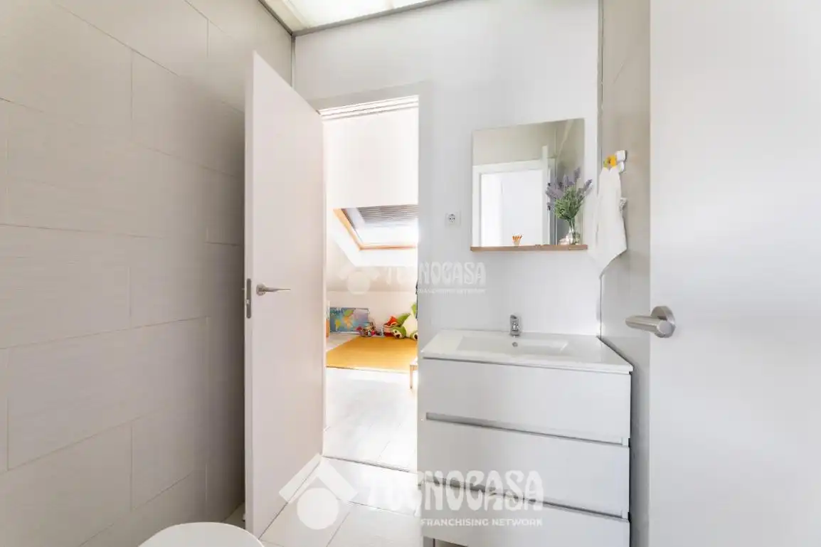 Bathroom of Flat for sale in Las Rozas de Madrid  with Storage room and Community pool