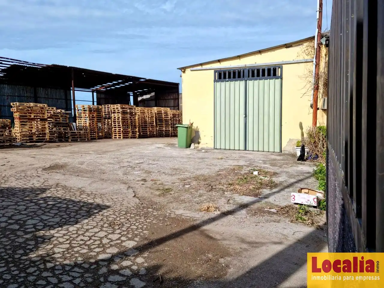 Außenansicht von Fabrikhallen zur Miete in Santander
