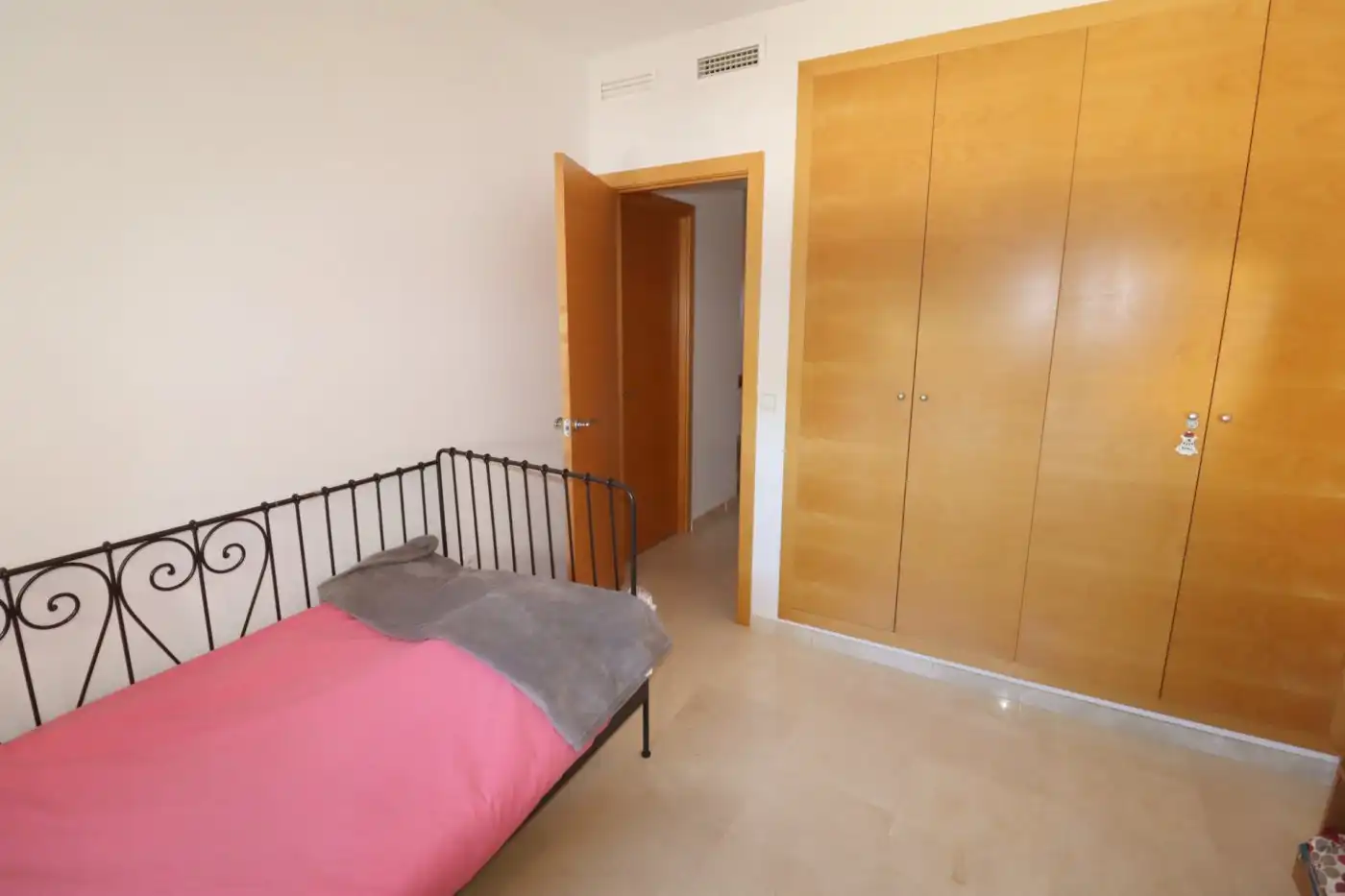 Habitación de Casa adosada en venta en Rocafort con Aire acondicionado, Calefacción y Jardín privado