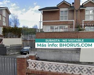 Vista exterior de Casa o xalet en venda en Camargo amb Jardí privat i Piscina