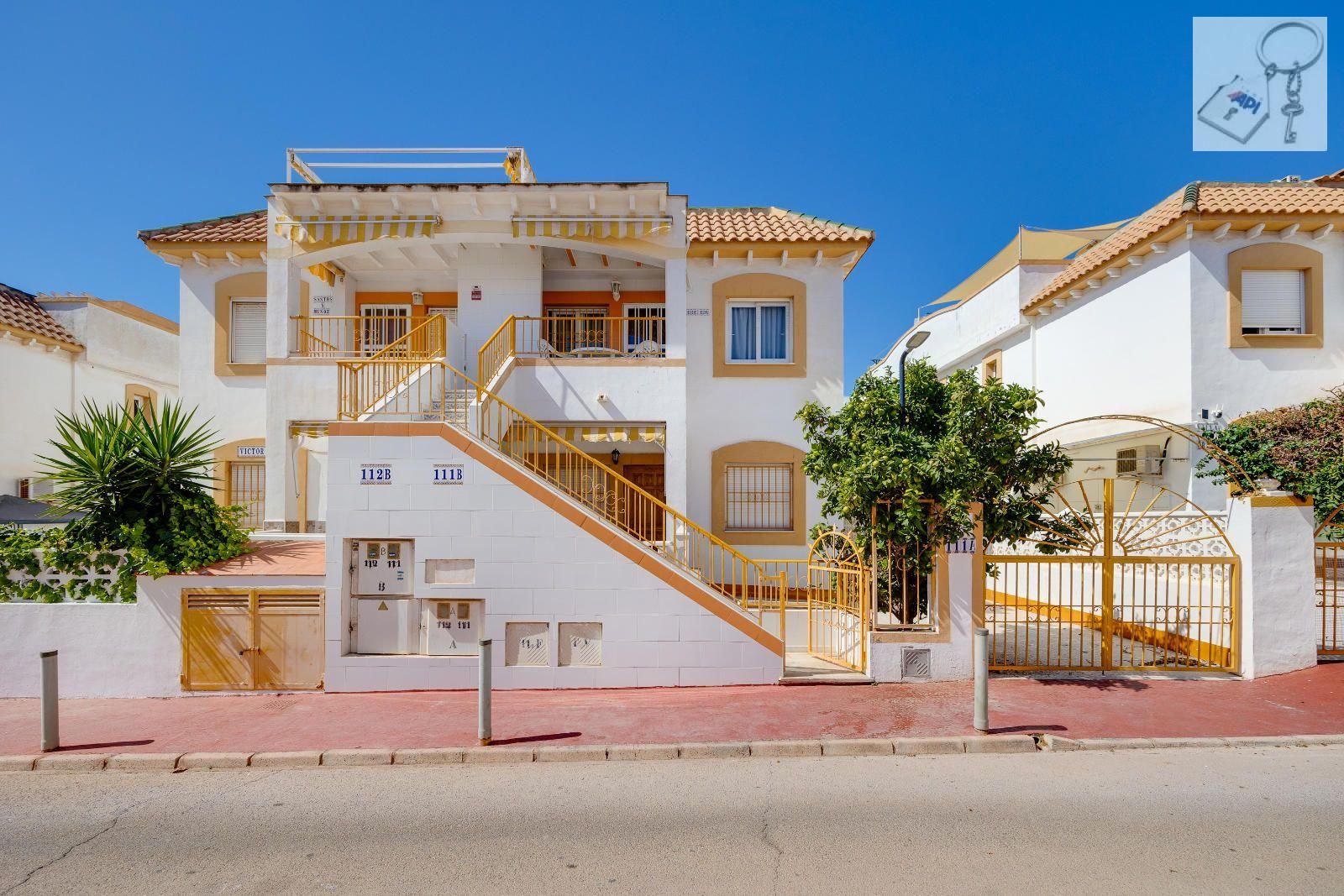 Vista exterior de Casa o xalet en venda en Torrevieja amb Aire condicionat i Piscina