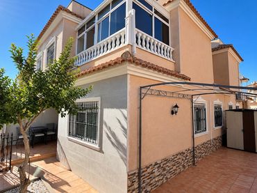 Maison mitoyenne avec piscine à louer à Calle Cuarzo