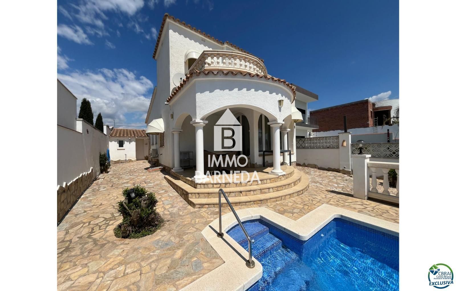 Vista exterior de Casa o xalet en venda en Empuriabrava amb Calefacció, Jardí privat i Terrassa