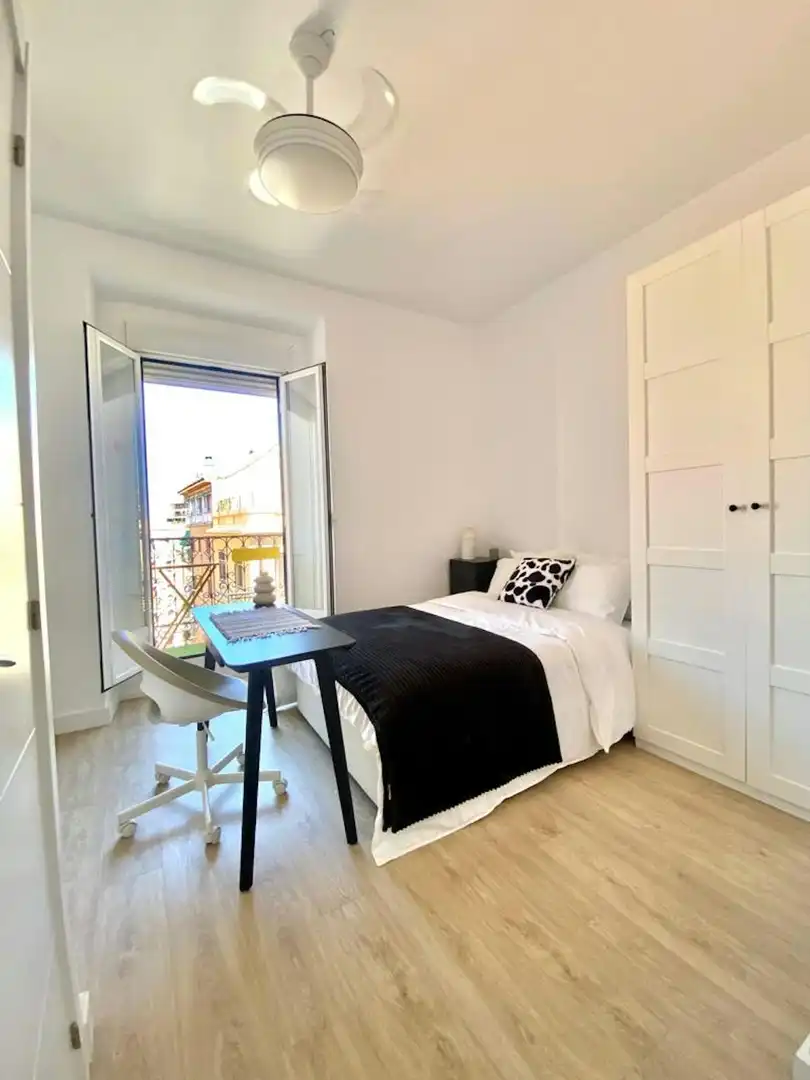 Bedroom of Flat for share in Madrid  with Washing machine