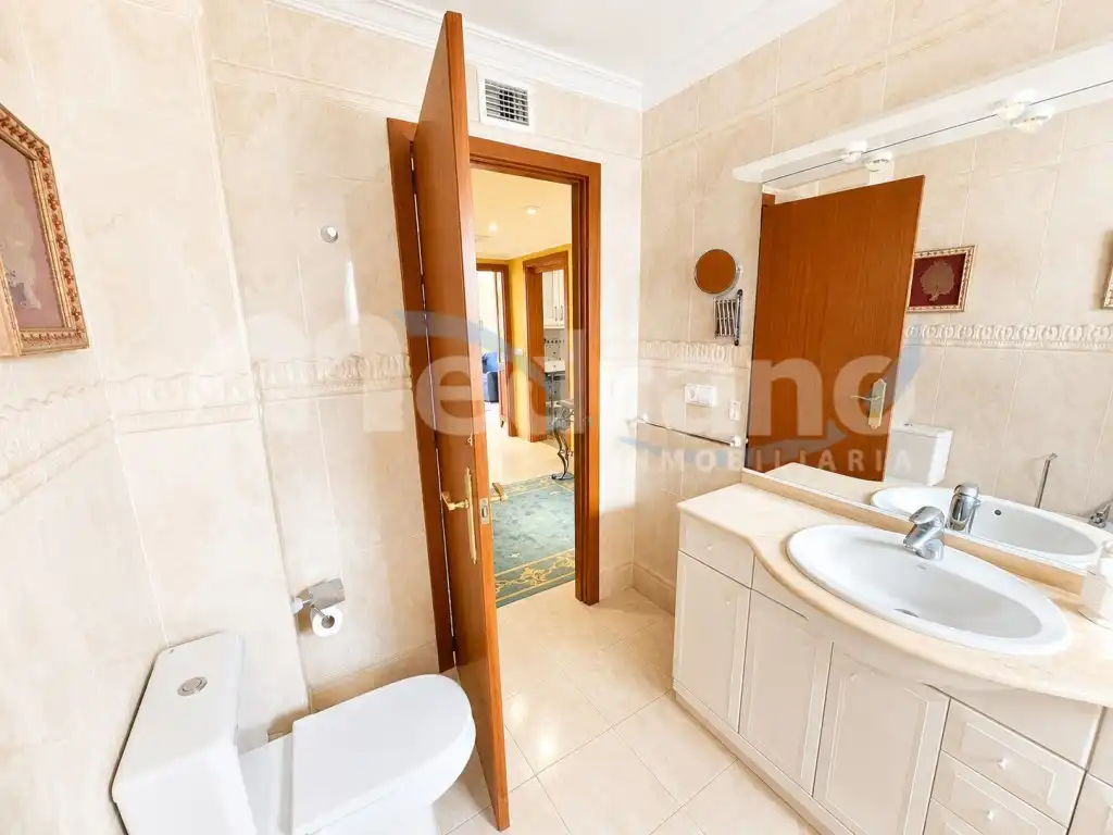 Bathroom of Flat for sale in Benidorm  with Air Conditioner, Private garden and Swimming Pool