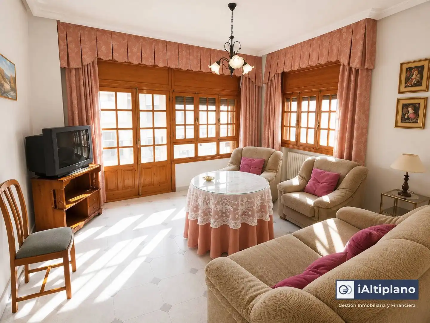 Sala de estar de Piso en venta en Baza con Calefacción, Terraza y Trastero