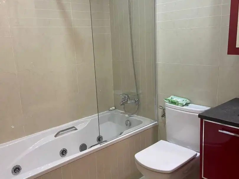 Bany de Pis de lloguer en Getafe amb Aire condicionat, Terrassa i Traster