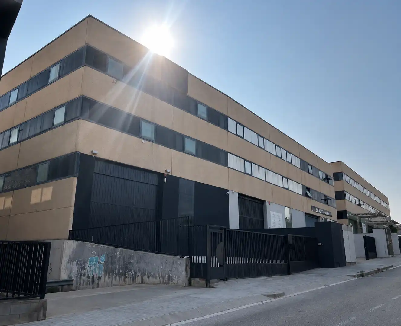 Außenansicht von Fabrikhallen zur Miete in Badalona mit Alarm